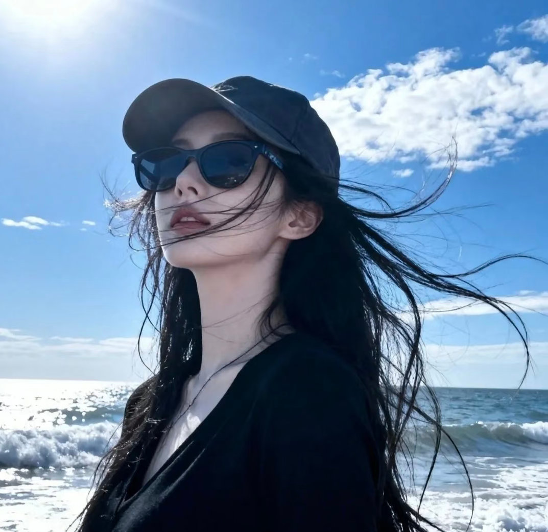 优质女生头像|治愈系头像|氛围感壁纸|海边氛围感风穿过长发，山野与大海都在身后
