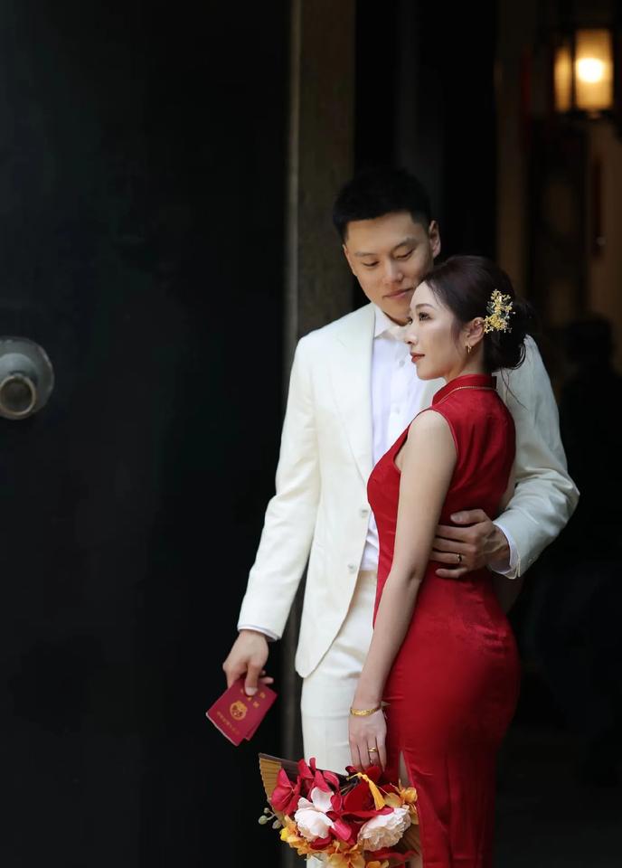 上海久事男篮潜力球星李弘权老婆发布结婚消息却引起了热议！李弘权的老婆比他大三