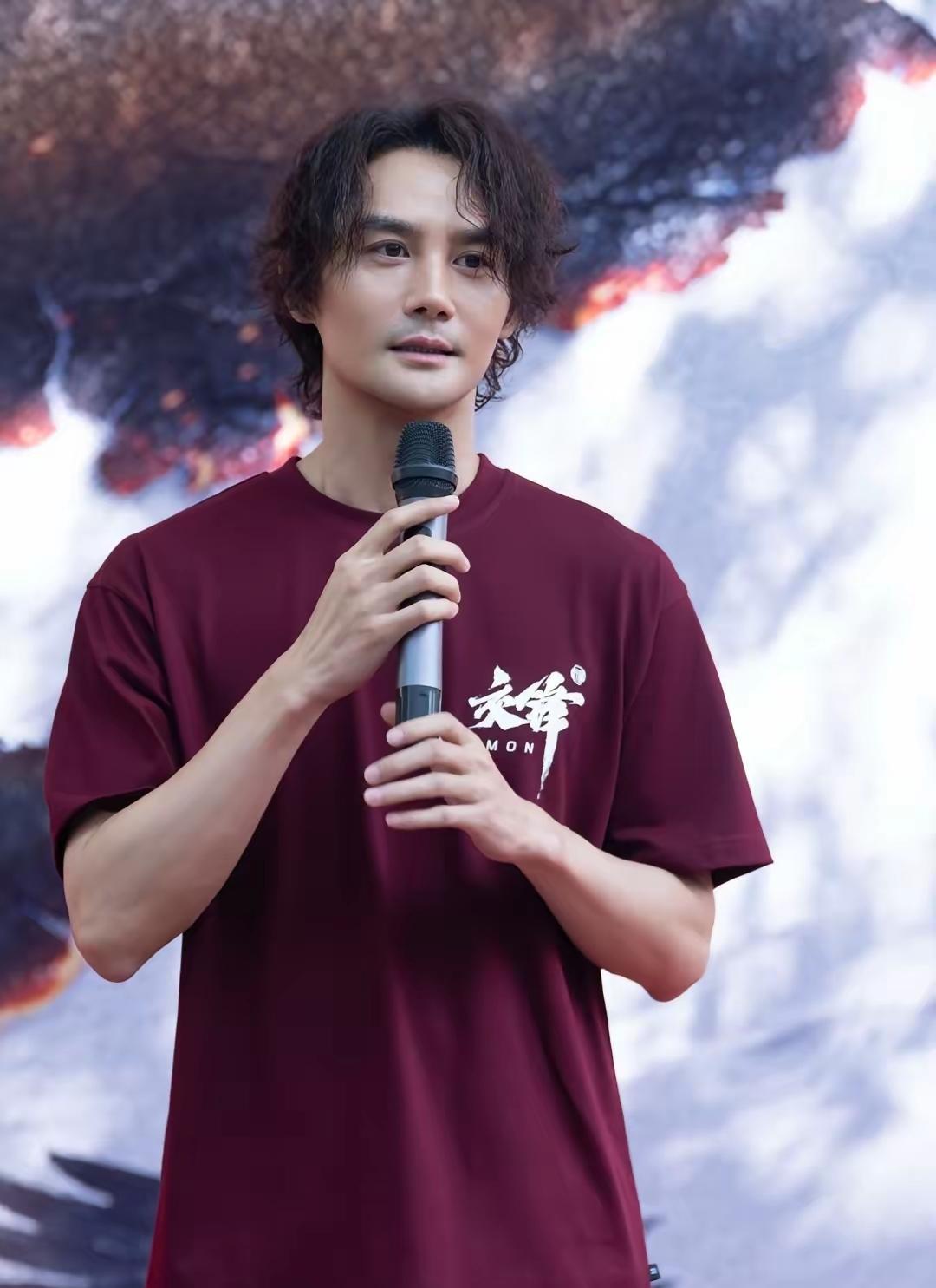 整了吗？有人说《丑女无敌》时，才是他的原版。有人直接说整了，整了两处，一个是鼻