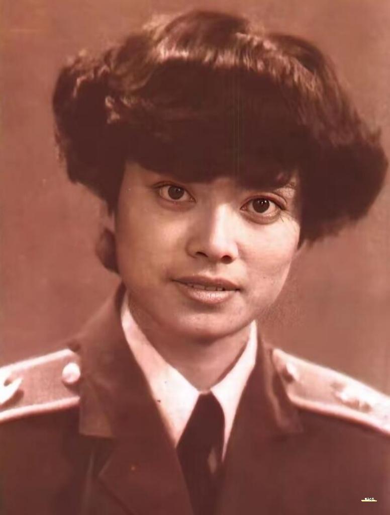 我猜你一眼就能看出她是谁？我猜对没？乍一看她变了，仔细看她没咋变，眼睛还是很有