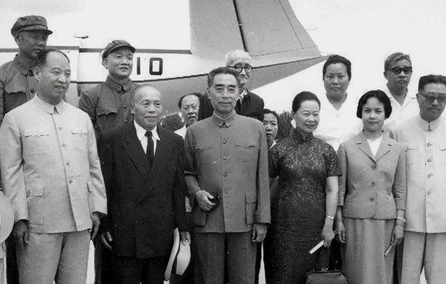 为什么李宗仁回国，会得到顶级礼遇？此时已经无兵无权，但是，他带回来了法统呀。所