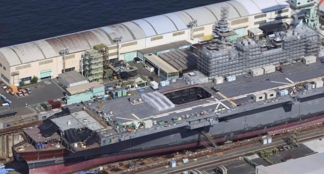 空拍日本横滨JMU矶子工场改装中的日本海上自卫队出云号护卫舰，可见目前该舰正在更