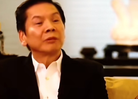 今年向华强78岁家族财产管理方案公开后，外界颇为意外,数百亿资产，他选择交由儿