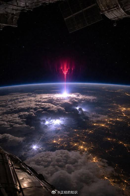 国际空间站宇航员捕捉到了最罕见的现象之一：高层大气中类似精灵的蓝色喷流。它看起来