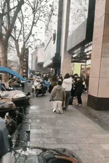 女孩千万别心软，这样的人很危险，他能放弃尊严、不要脸面，在大庭广众之下跪着求你，