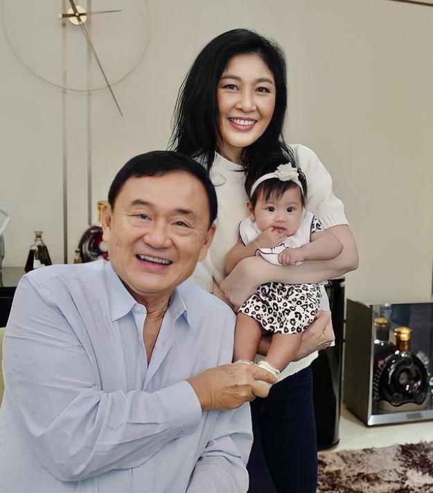 佩通坦女儿是福娃，外公宠姑婆爱，爸妈有钱又恩爱，她负责快快乐乐地长大。