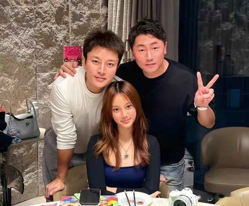 贾乃亮和13岁女儿甜馨聚餐，父女俩的脸型五官真的好像，基因真的太强了！甜馨打扮成