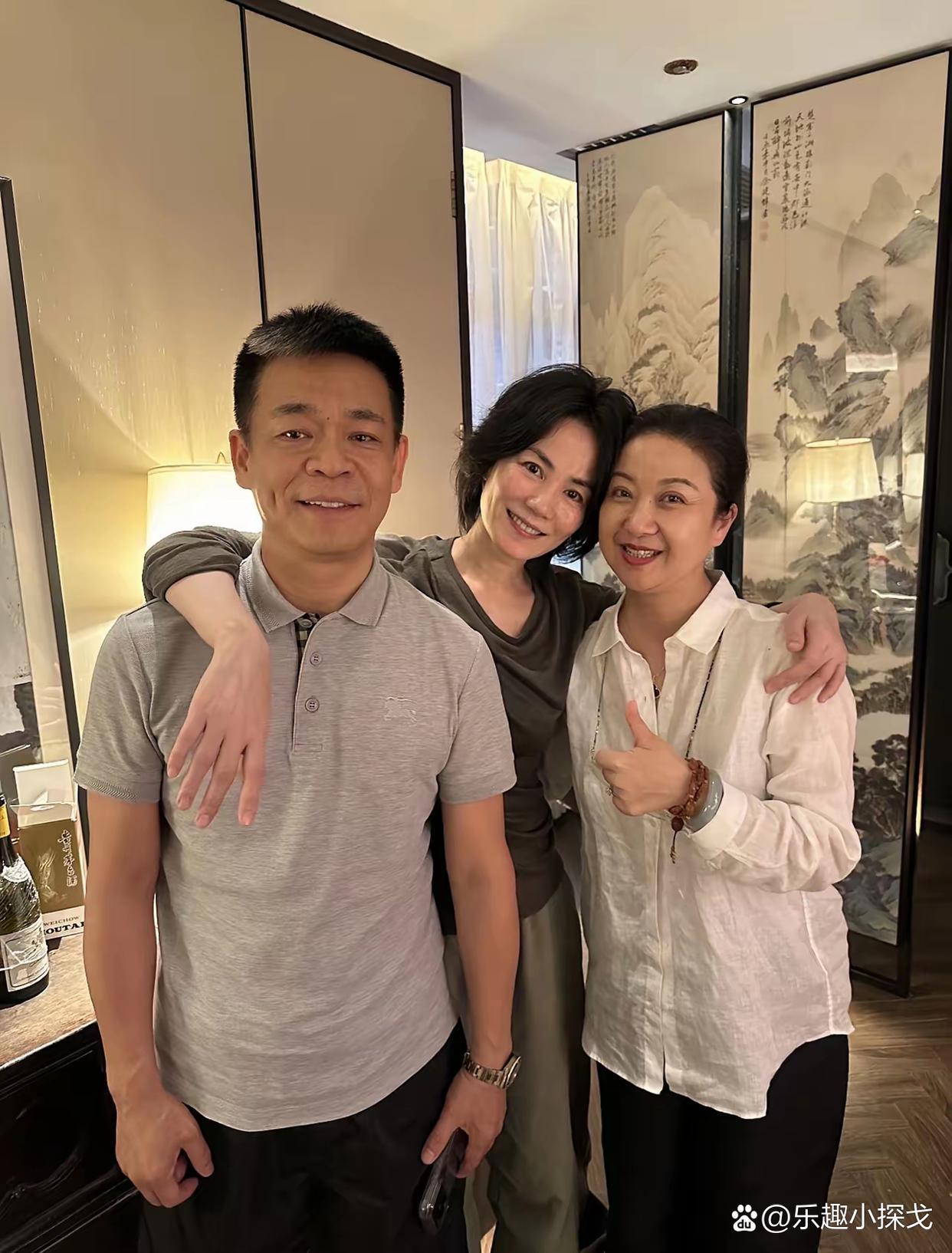 57岁王菲素颜和朋友聚会，喝了点酒脸红扑扑的，她也老了。