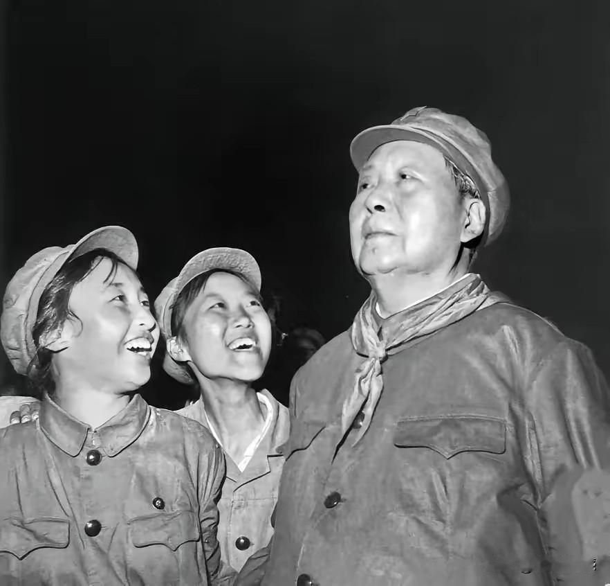 这些年轻人站在老人家的身边，是何等的激动，是何等的开心，是何等的幸福，他们当时流