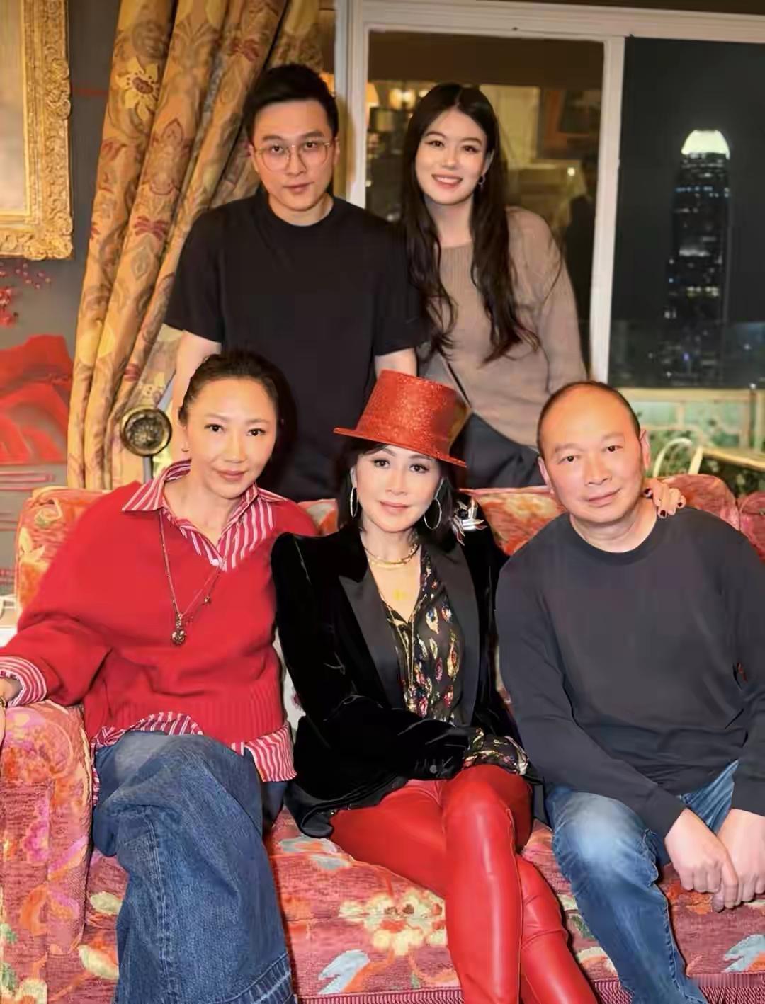 刘嘉玲侄儿有女友了，又一个人生赢家！刘嘉玲和80岁的妈妈、哥哥、嫂子、侄儿和侄