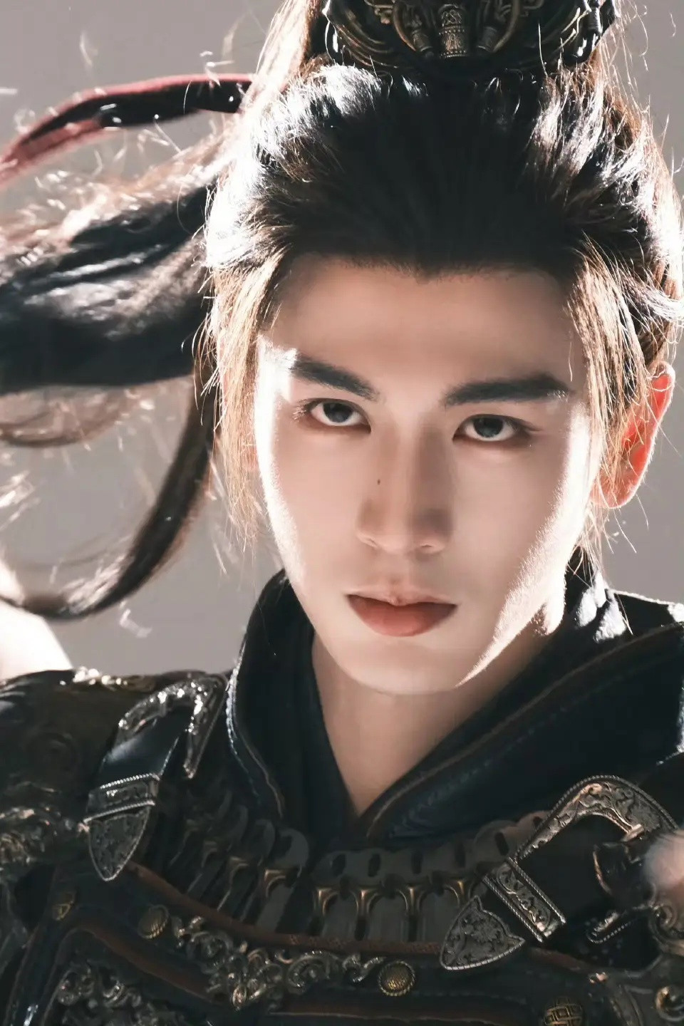 好奇查了下张凌赫的背景，不查不知道，一查可真不简单