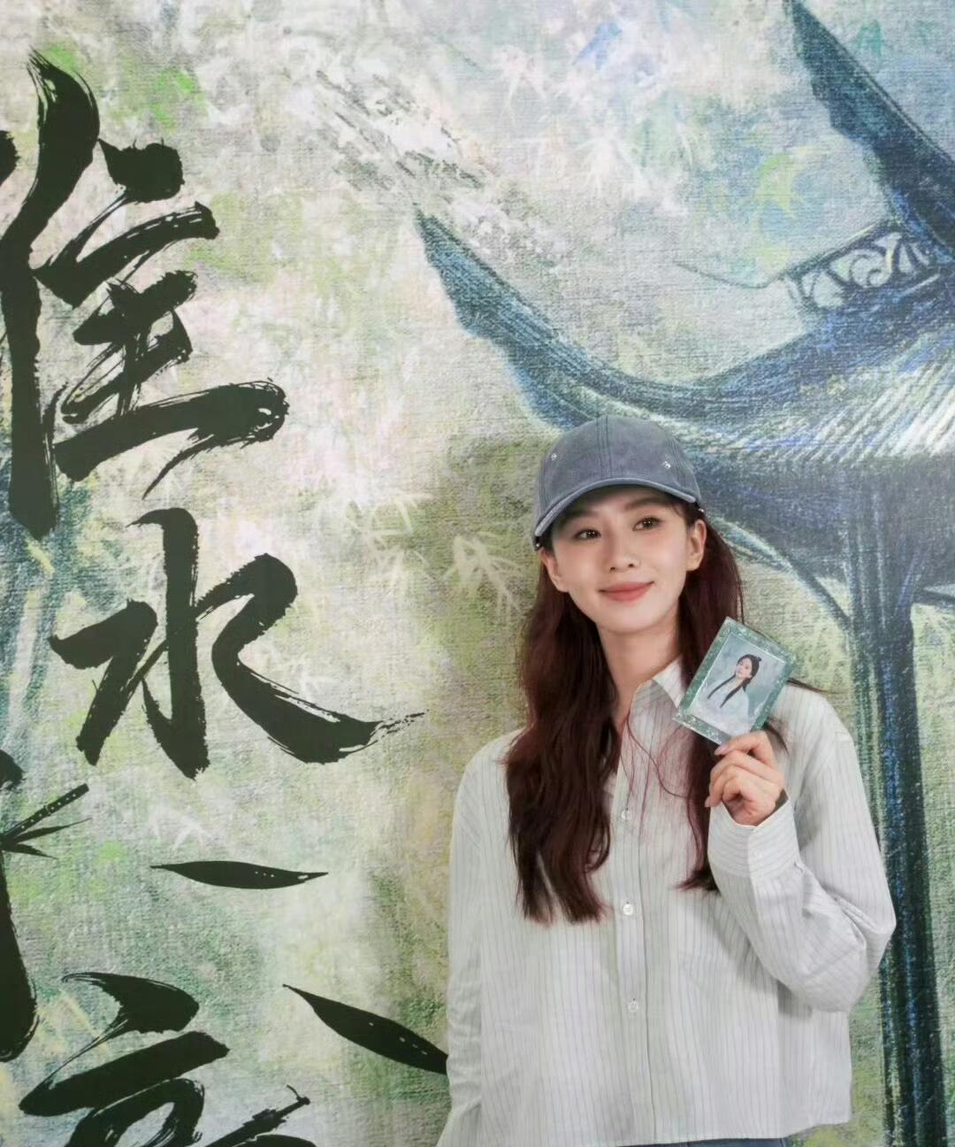 刘诗诗这次造型很青春呀！宽松的短款衬衫搭配一条高腰的阔腿牛仔裤，简约休闲又减龄