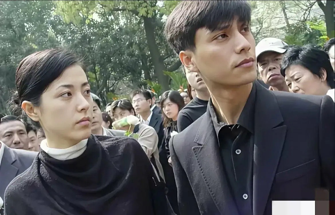 20年前的陈坤和曾黎，陈坤是真的帅气，曾黎实在看不出是戏剧学院第一美女，只能说是