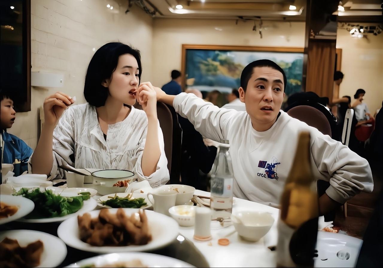 谁能想到，饭局上这两个人，后来都在国际影坛封神了这是1993年拍《活着》时