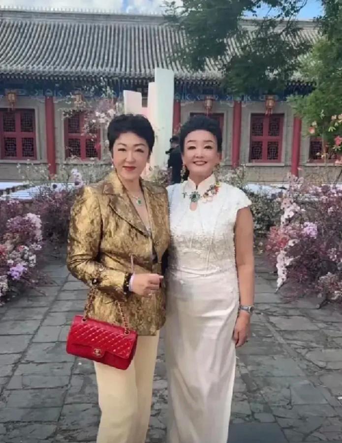 之前有人说张兰那张嘴太能怼，现实里估计没几个朋友，结果婚礼上直接打脸。现场照片里