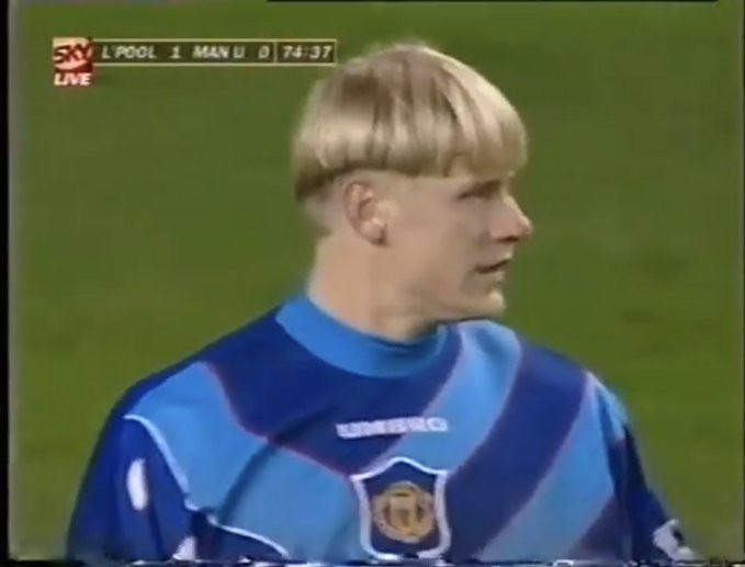 这是彼得·舒梅切尔和他那令人惊艳的发型，摄于1995年的今天。当时这种发型在全国