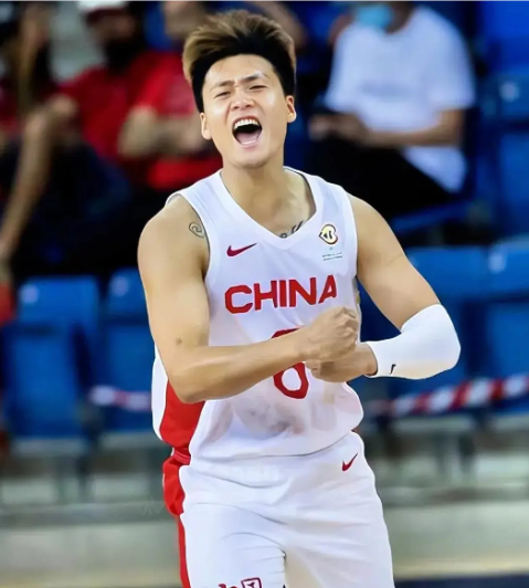 赵睿确定正式加盟北京，CBA新赛季四强鼎立基本提前出炉。据体育直播吧爆料:赵