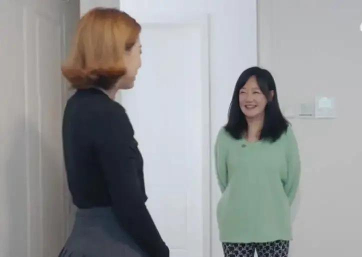 卖掉静安区房产那天，薛佳凝没回头看第二眼。房产中介手在抖——那本红壳证件，