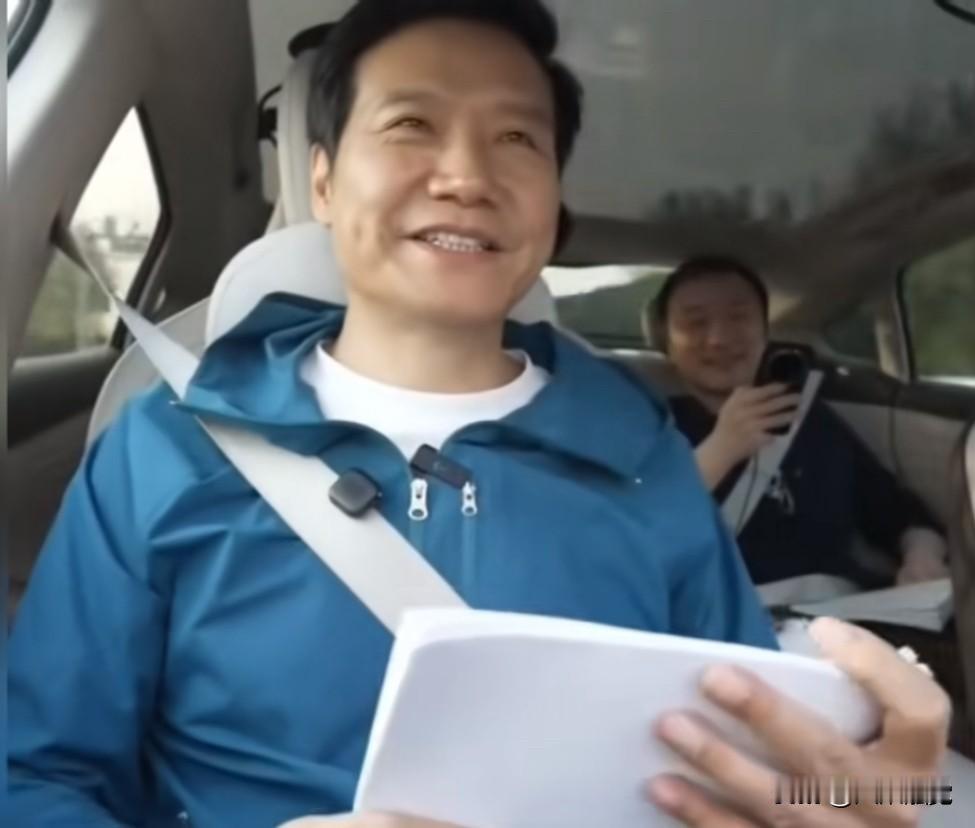 小米集团老板雷军聊着聊着聊到钓鱼的邓刚，他说：有一个钓鱼的，顶流邓刚，还是我们武