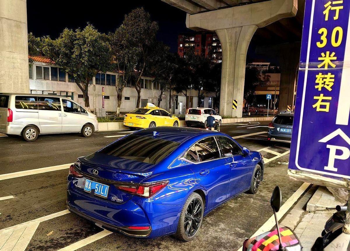 儿子刚卖了车，老爸在餐馆门口一眼瞅见那辆蓝的——心都颤了。不是幻觉，是真车。