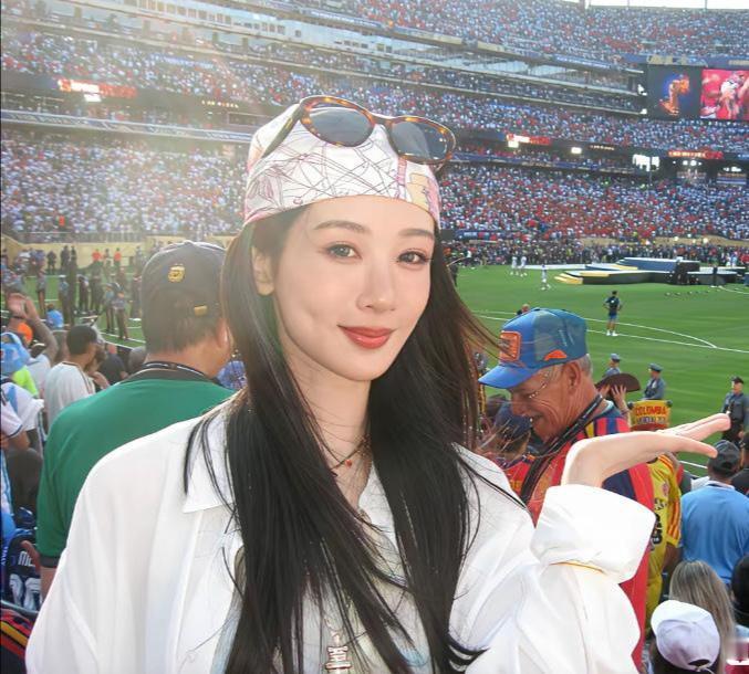 杨紫这是有高人指点吧！杨紫的妆造真是绝了！太适合她了！多巴胺头巾，配个墨镜，脸