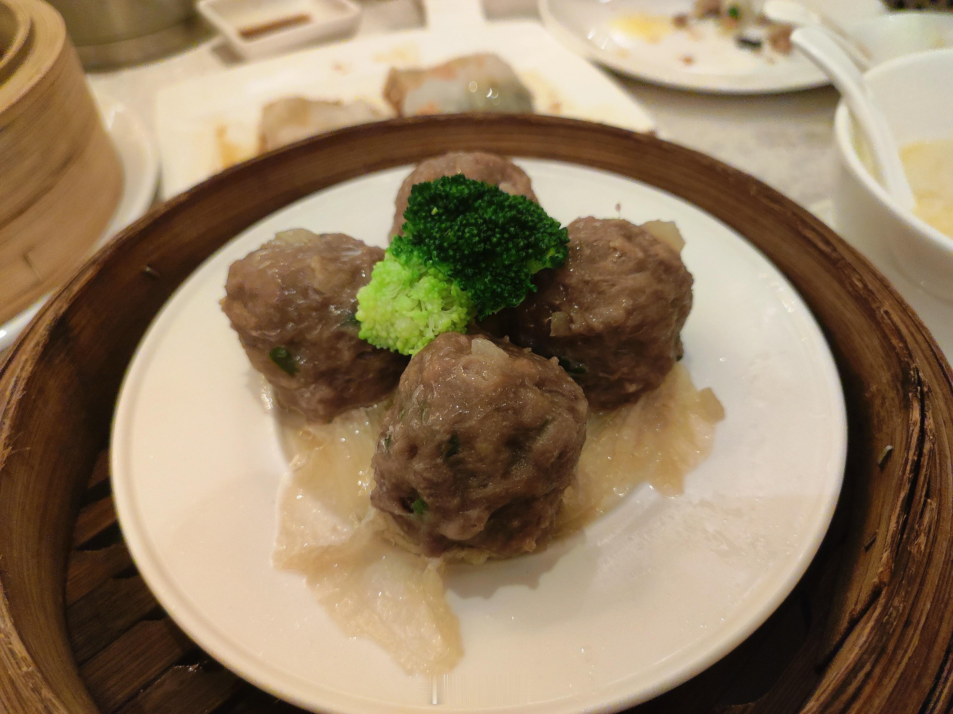 今日怀着兴致勃勃的心情去尝试这间希尔顿中餐厅的早茶，来之前知道这里是收15%的服务费，但是一点服务都