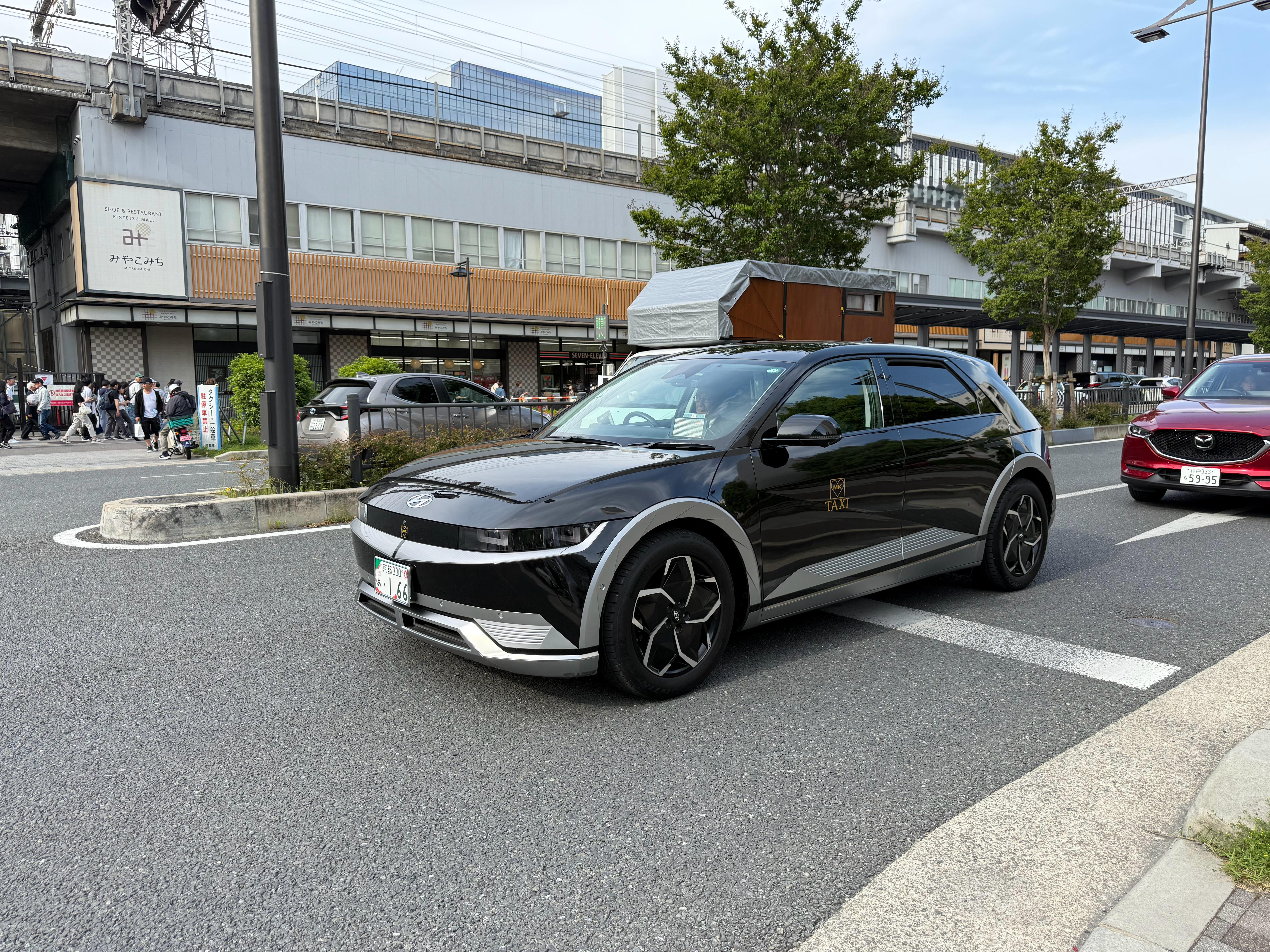 我没看错吧？这是现代5N吧！怎么在日本当上了TAXI，乘客不会晕嘛[捂脸哭][允悲