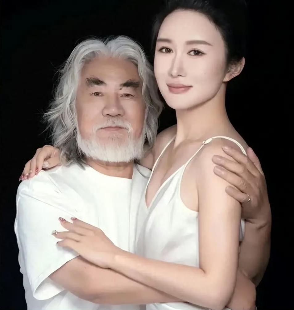 网友们管的太宽，让张纪中老婆破防了！[捂脸哭]她说的也对，没有抢了你们的女