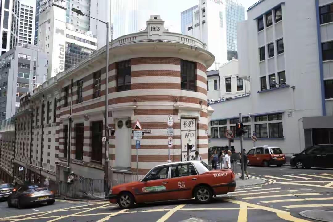 香港比新加坡好在哪里？香港胜在有大都市的氛围。在商业环境方面，其成熟
