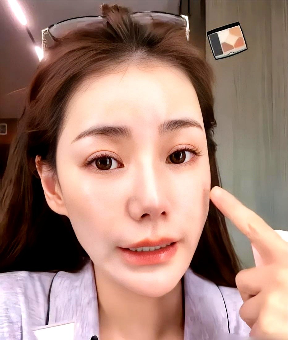 马筱梅停播了几天，原来是安安静静在家陪小汪宝了。最近她直接纯素颜开了播，跟大伙儿分享好物聊家常。她皮