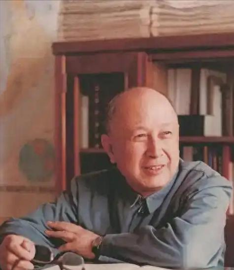 ☁1964年，新疆一小伙子给钱学森写信，信中直接指出钱学森的错误，本以为这