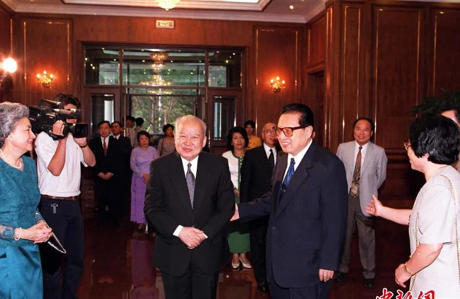 乔石和夫人1997年8月27日在北京会见即将回国的柬埔寨国王西哈努克和夫人。