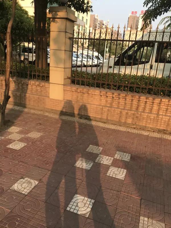 情侣发现3年前曾同地拍照仅差10分钟辽宁大连这对情侣的缘分，简直妙到让人拍大腿