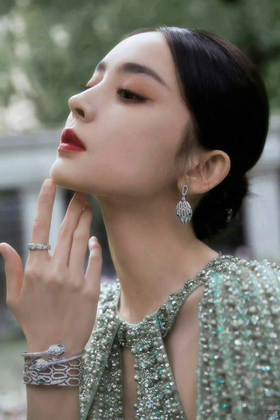 娜扎姐姐好优越的身材线条啊！｜娜扎