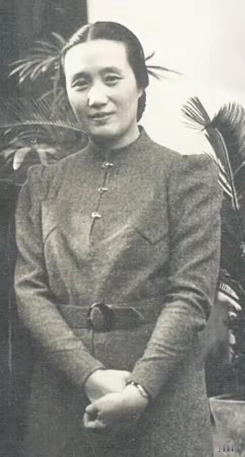 1925年，连生4女的董竹君，为圆丈夫儿子梦，冒死怀第5胎。她肚大肥圆，爱吃辣椒