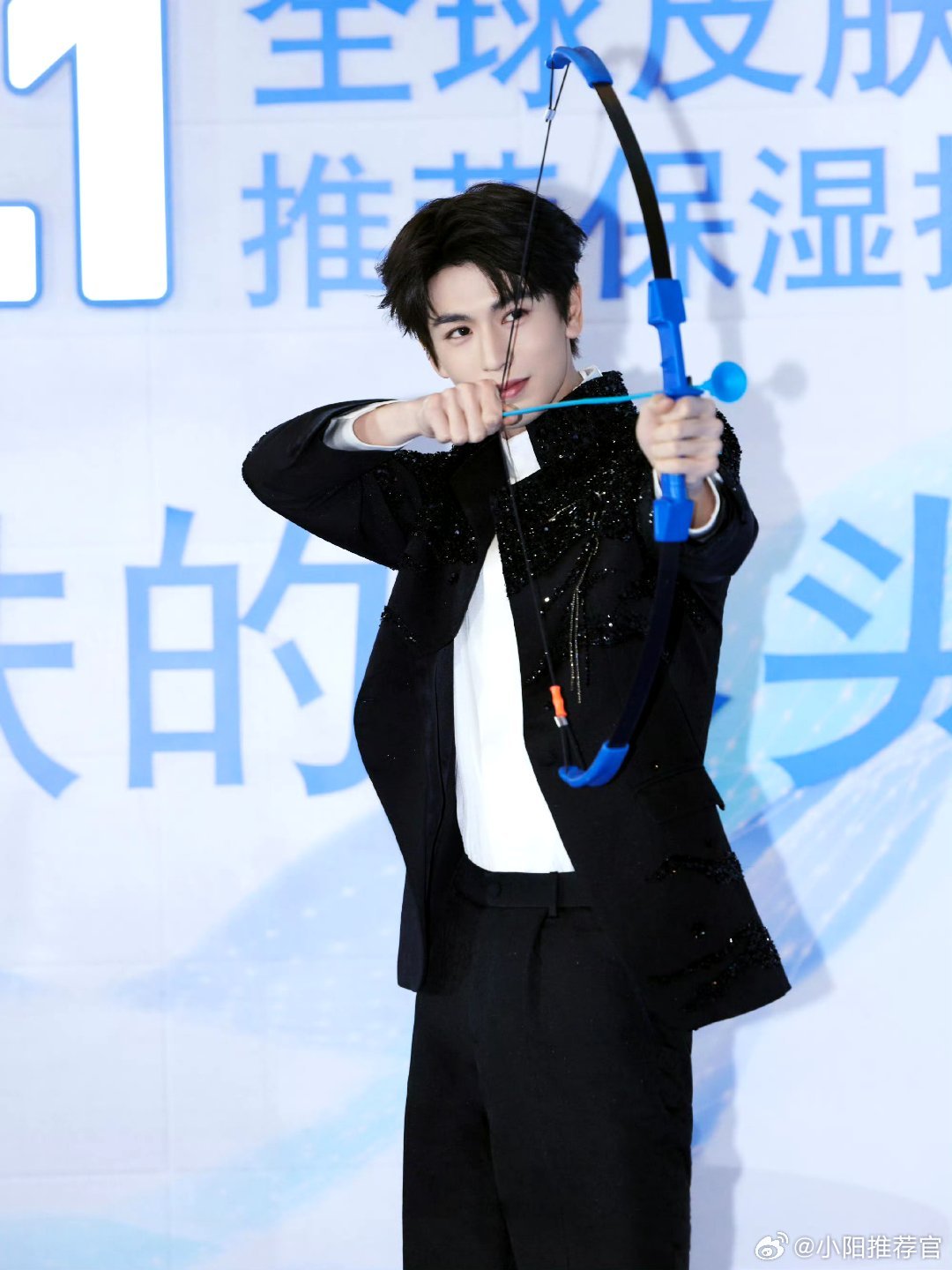 张凌赫喜欢上一件事就不会被打扰张凌赫嘉人采访，说喜欢上一件事就不会被打扰，比如演