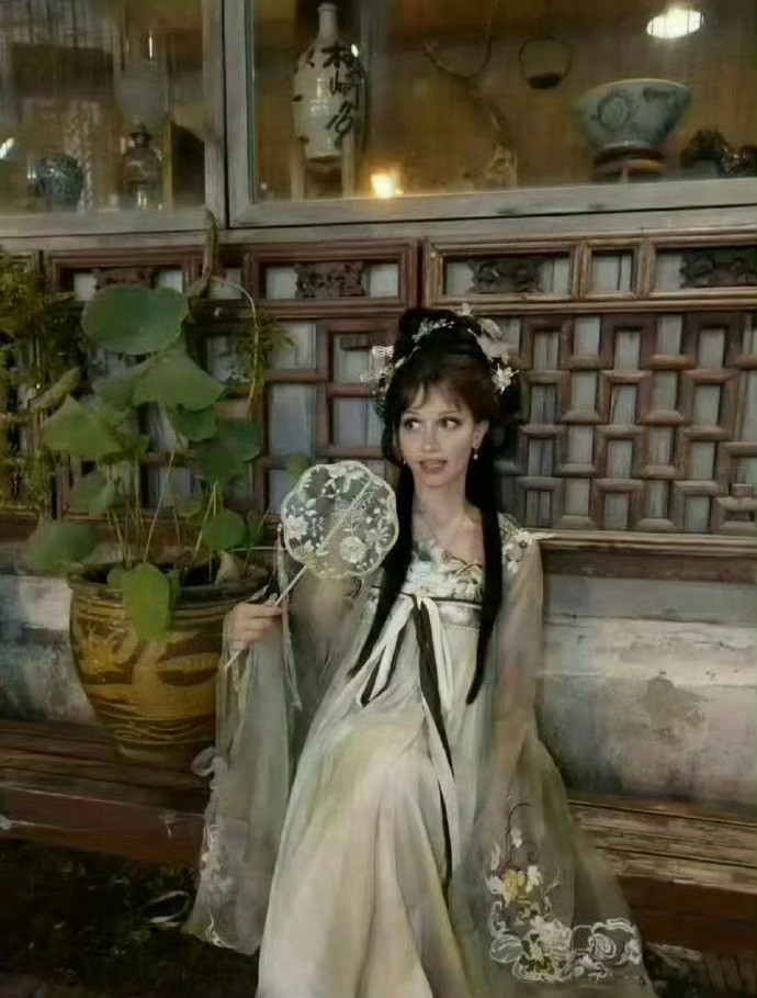 看了这两张照片才知道洋人是真不适合穿汉服