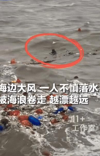 “太惊险了”10月18日江苏一男子不慎落水被海浪卷走，越漂越远，冬泳爱好者王玉平