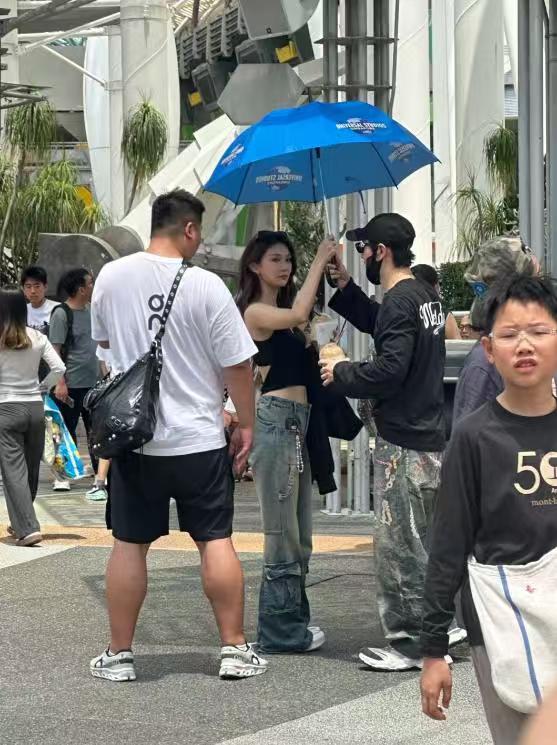 叶珂真成过去式了？黄晓明身边出现年轻新女伴！有网友在新加坡环球影城发现了度假的