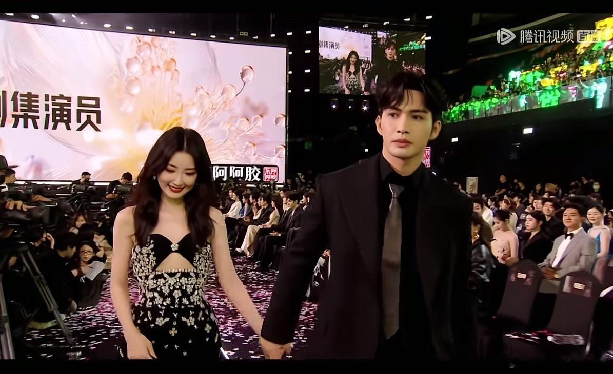 毛晓彤张彬彬真的好般配好般配，牵手上台太好磕了
