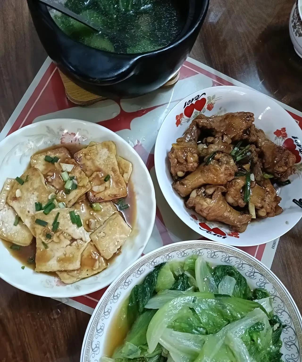 一个红烧鸡腿，一个红烧豆腐，一个爆炒生菜，看起来不错，但火候还得差点，
