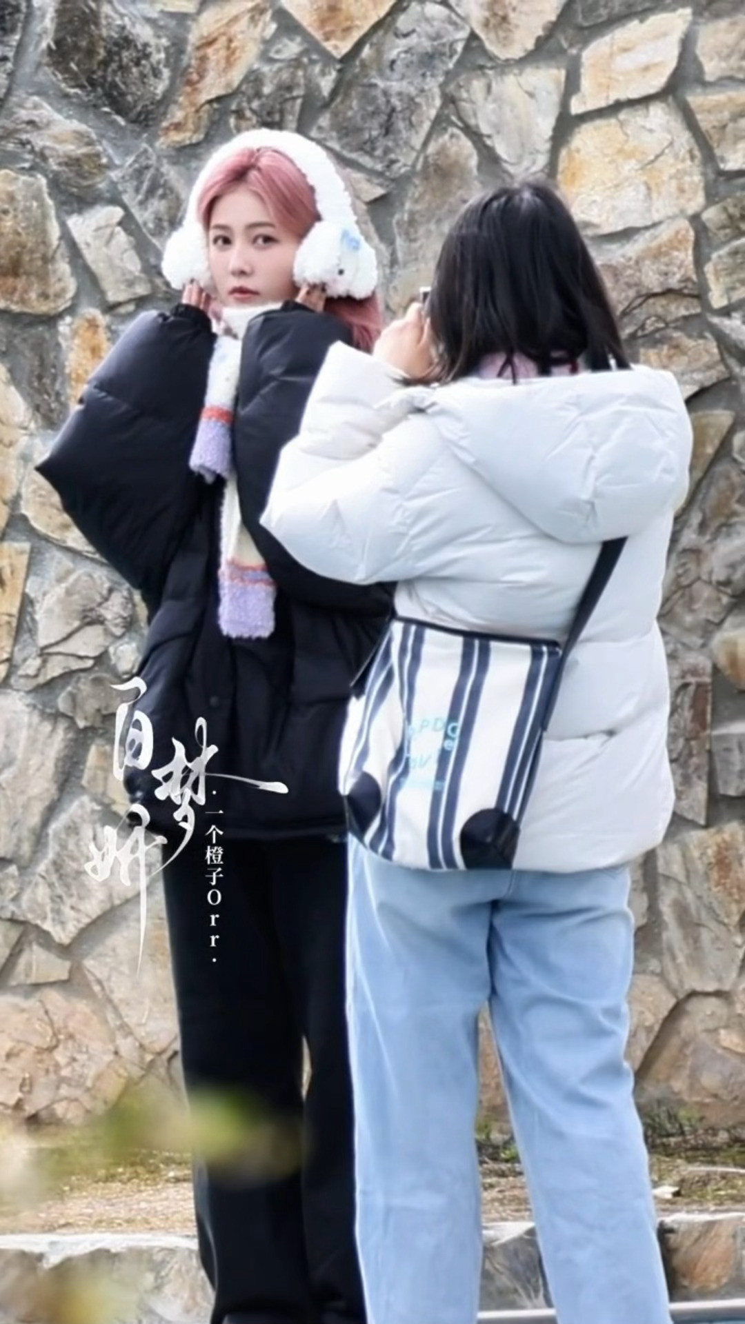 这个白梦妍是否太可爱了…本来在萌萌拍照中，看见粉丝惊讶到愣住了，呆呆站在原地好几