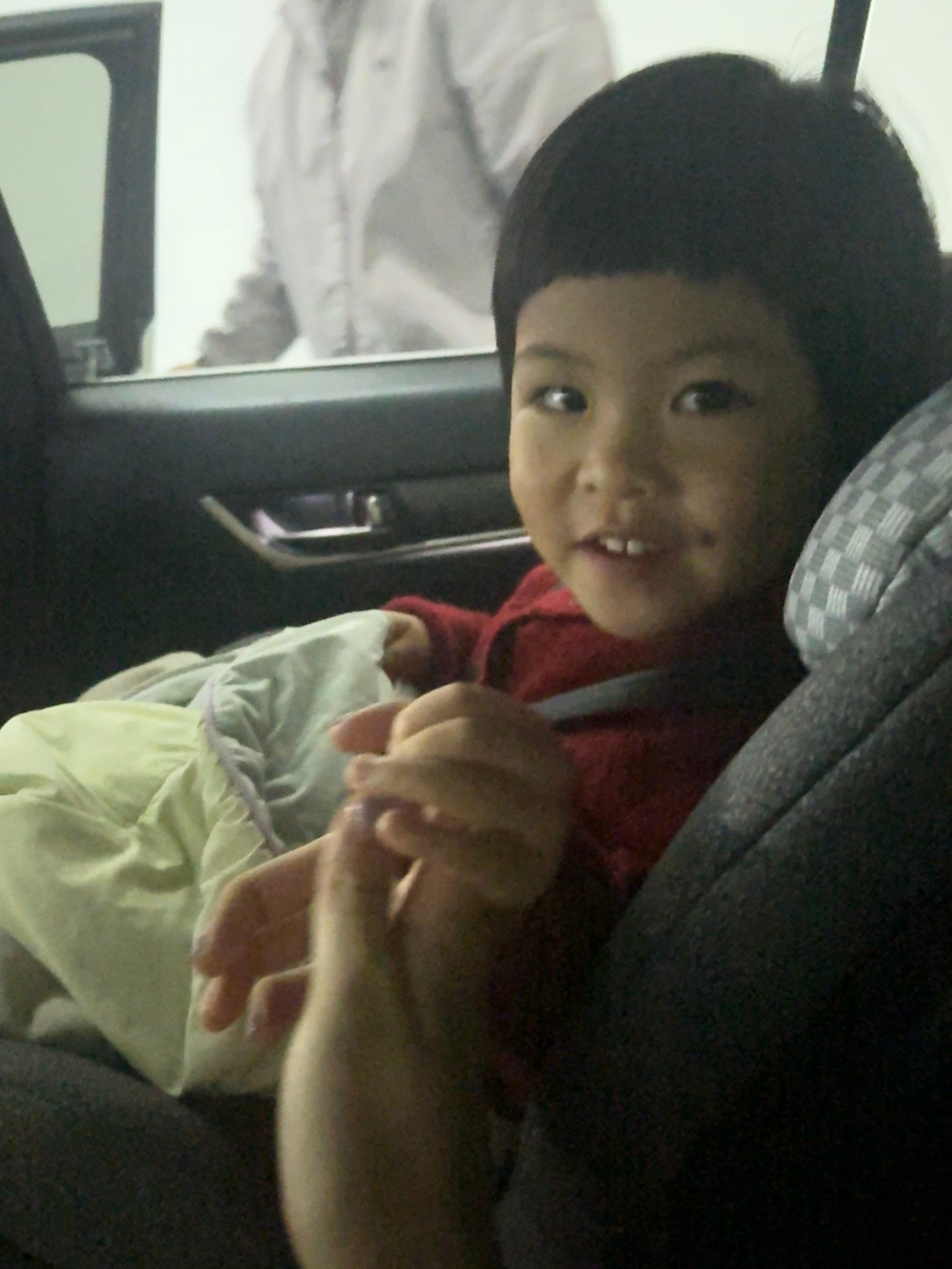 球宝现在活脱脱一个小号压压我正在回消息球宝笑眯眯慢吞吞啰哩啰嗦：妈妈在看手机，妈