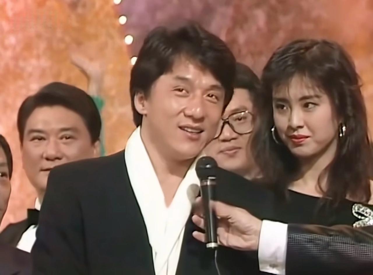 1987年，成龙大哥与王祖贤在TVB活动上的画面。当时，成龙大哥正在接受采访