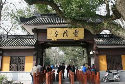 炸了！灵隐寺彻底免票，别的寺庙急了！灵隐寺这一步走对了。摘掉售票处牌