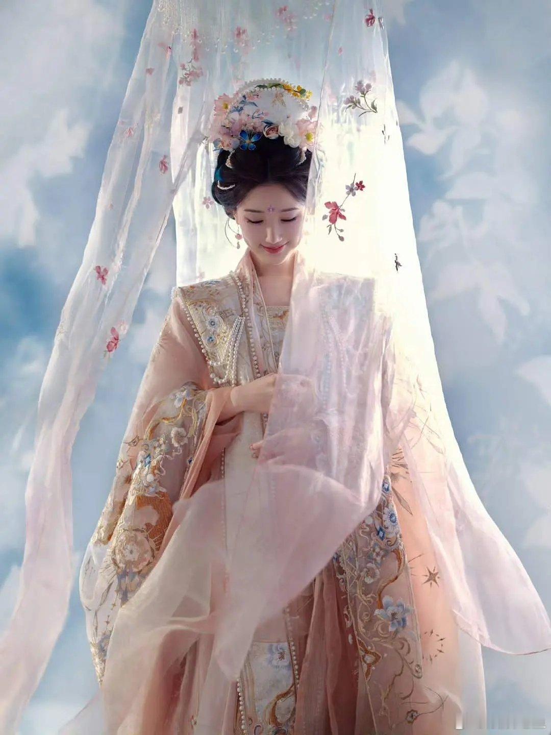 真的好美，我觉得她戏外的造型都比戏内的好看很多