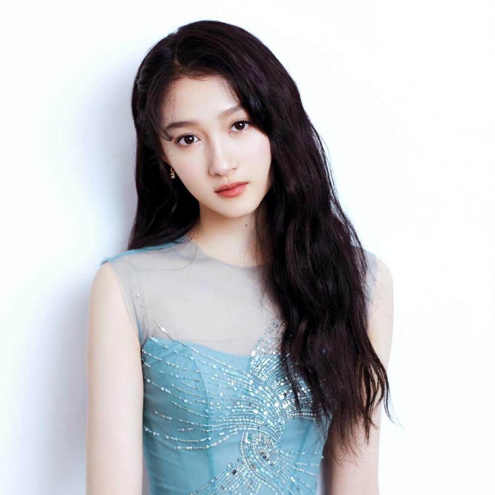 演员关晓彤说：“拍《小巷人家》时，我收工后是自己走回去，然后就在路上，突然间就有