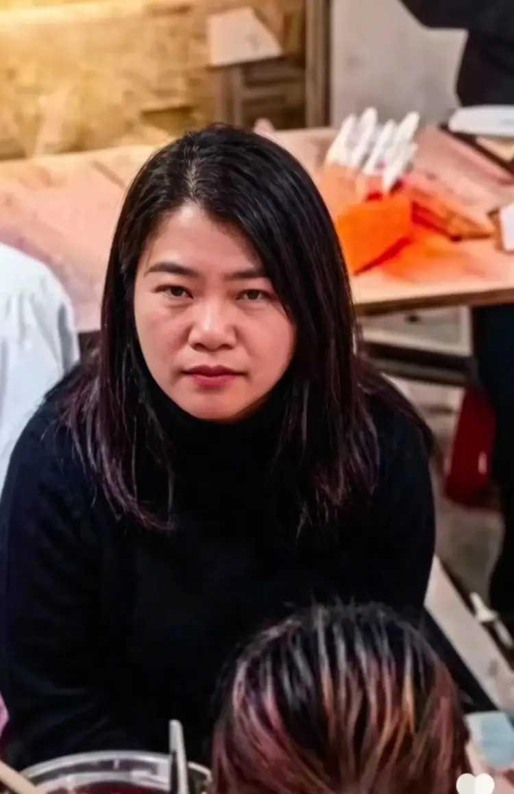 保定螺蛳粉店的这个往人身上泼油汤的女子，社死了。无论是在街上，在食店里，还是在