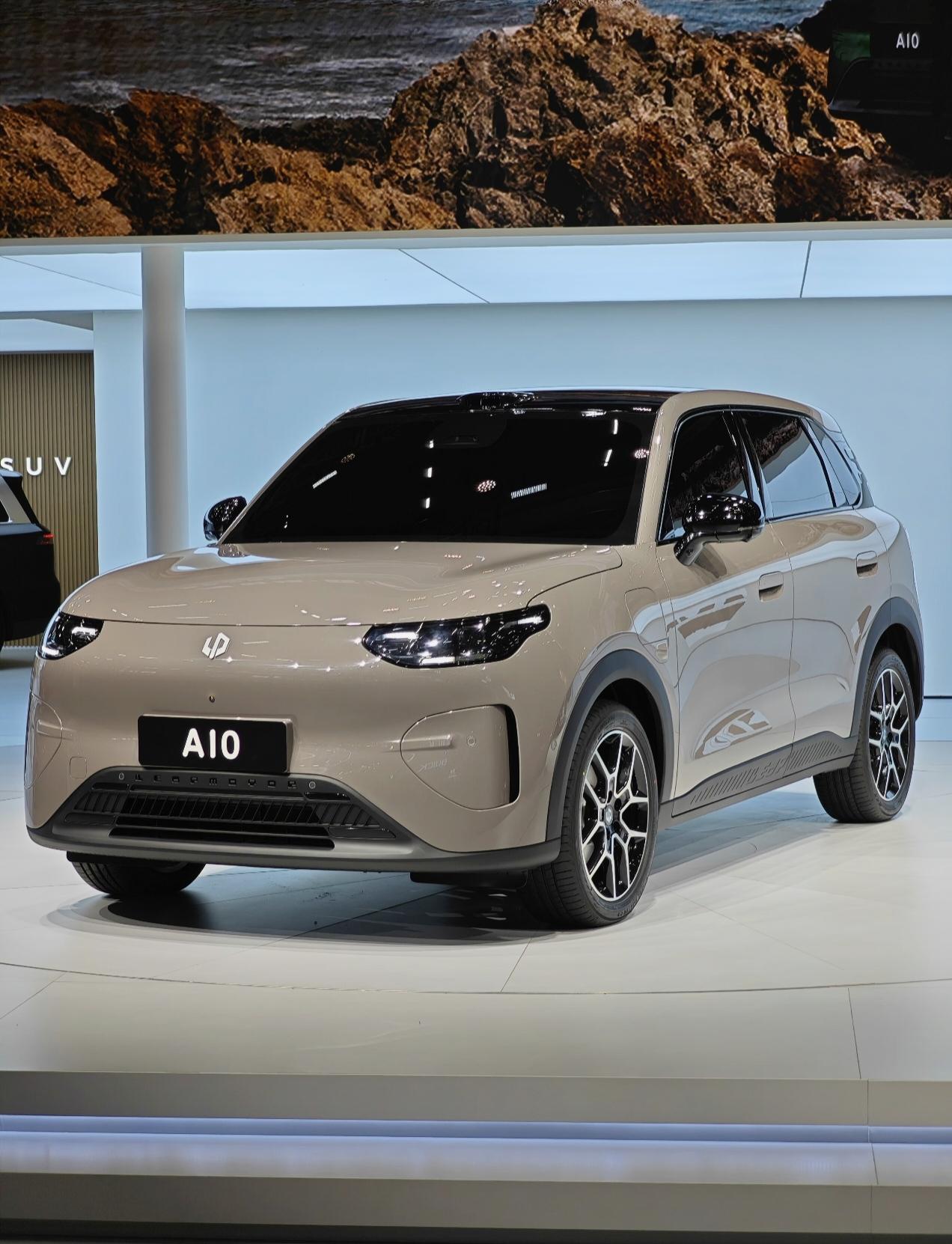 别再说“10万以内只能代步”了，零跑A10把这句话彻底作废。一句话：这不是一台