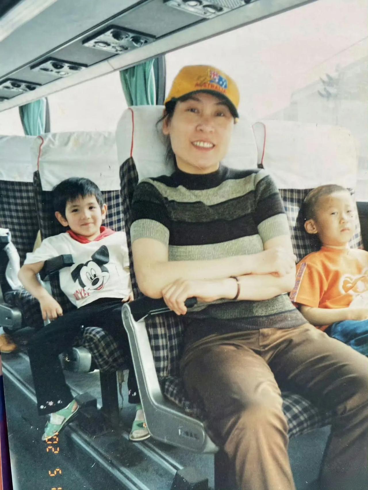 妈妈当保姆、卖房供她出国，她却在上着最贵的私立学校考两百分、谈恋爱。父母砸锅卖铁